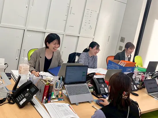 子どもたちの成長を間近で見守れる、温かな職員室◎