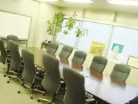 自社ビルのキレイで快適なオフィスです。