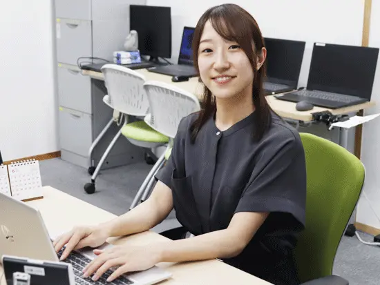 未経験から専門性を磨き、事業を支える事務へ