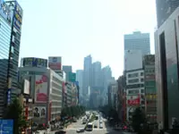 勤務地は新宿で好立地。仕事帰りにショッピングも楽しめます。