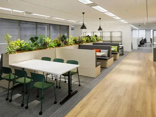 都内のキレイなオフィスビルで働く