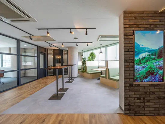 「世の中を、フラットに。」