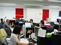 赤と白を基調としたポップなオフィス★ワンフロアなので社員同士のコミュニケーションも活発です