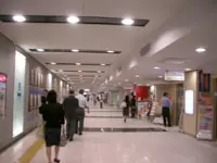 新宿駅から地下道を通って10分。通勤がとっても便利です！