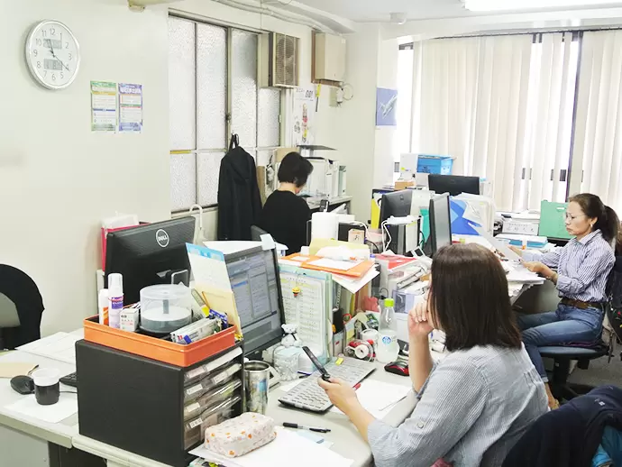 ジーンズOKで明るい雰囲気のオフィスです☆アクセスも抜群で通勤もしやすい環境です！