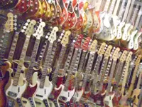 校内に飾られているギターの数々。年季の入ったものばかりです。