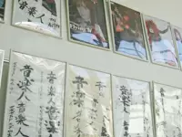 本館には数々の有名アーティストのサインが並んでいます。
