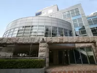 先進的デザインの本館。高田馬場には他に14棟の校舎があります。