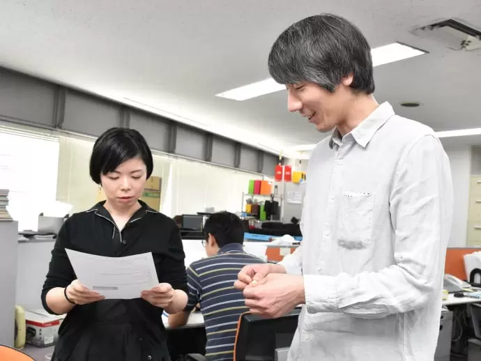 気軽にコミュニケーションを取れる雰囲気の社内では、いたるところで話し合いが行われています。