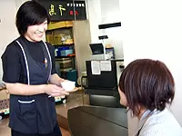 来店したお客様にこだわりのお茶をお出しながら世間話も。