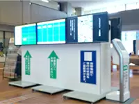 市・区役所に導入されている当社の電子モニター広告。
