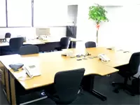 明るい社風が自慢の当社は、もちろんオフィスも明るく機能的。