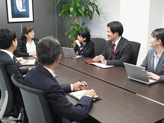さまざまなバックグラウンドを持つ社員が活躍しているからこそ、互いに助け合いながら仕事を進めています◎