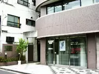 本社は西新宿駅から徒歩5分の青梅街道に近い好立地。