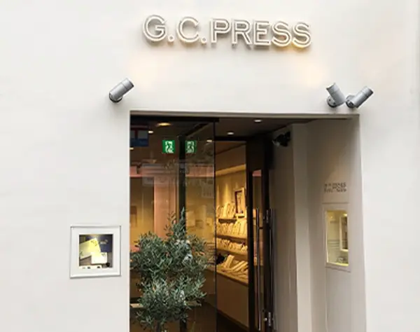 スーパーバイザー（エリアコンサル、銀座店、EC、企画）*月収42万円～