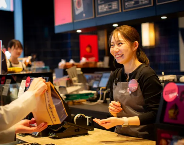 カフェスタッフ（店長候補）◆人気店で接客経験を活かす◆年休最大148日