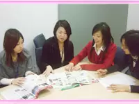 【会議室】社員同士で教えあうのがジャルパックサービス。