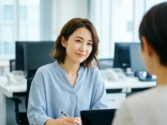 自社の先輩とコミュニケーションをとる場面も！