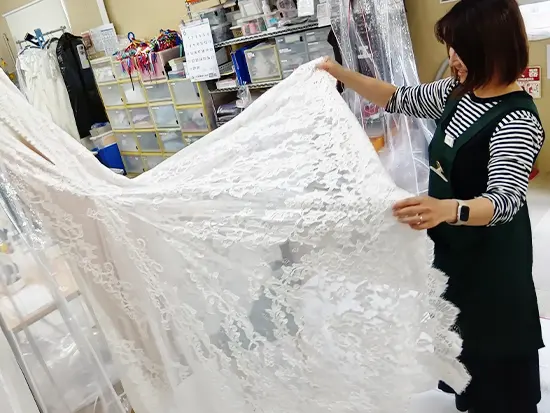 ドレスに触れるっていつもワクワクするんです♪