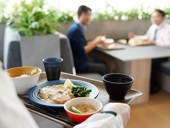 創業50年以上！1日約2万3,000食を届ける企業