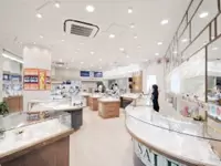 清潔で明るい店内でお客様をお迎えします