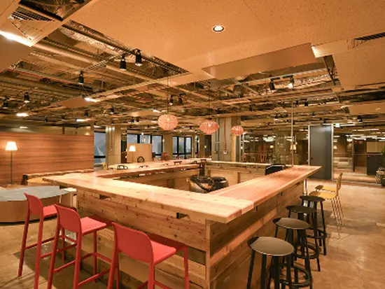 社内バー完備のオシャレなオフィス環境！