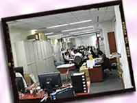 キレイで広々したオフィス。PCも最新機器を揃えています。