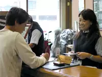 ゴルフレンジの顔としてお客様を笑顔でお迎えします