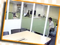 この会議室で先輩とミーティングなどを行います。