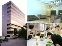 8階建の当校。エントランスや実習室には笑い声が響きます。