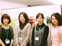 当校のスタッフたち。若さと活気があり、チームワークは抜群！