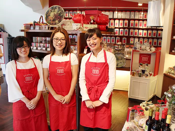 店舗スタッフとみんなで協力して仕事を進めています！
