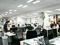 本社のフロアは茶色と白を基調にした心地よい空間！ここから多くのヒット商品が生まれています。