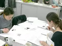 仕事風景「この服は来年の春モノの展示会用だから急がなきゃ！」