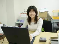 彼女の背後に見えるのは…実は社内でハムスターを飼っています。