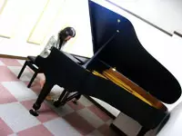 当社の中にもグランドピアノの練習スタジオがあります。
