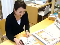 お客様の理想のお部屋のイメージを聞きながら、カラーサンプルや生地の見本を使用して提案します。