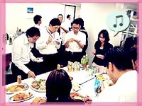 メンバーの誕生日会。料理とケーキを用意して盛り上がります☆