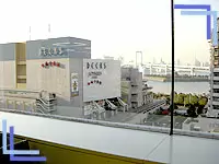 窓からはお台場の景色。レインボーブリッジも一望できます☆