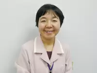 「オハラの母」と呼ばれるベテラン保健師・久富。「一緒に社員の健康と安全をサポートしていきましょう！」