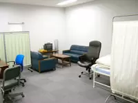 広々としたオハラの保健室。社員の相談にのったり、健康指導を行います。社員がほっとできる場所なんです。
