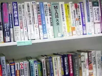 参考書がずらり！分からないときは先輩に直接質問しています