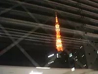 窓からは東京タワーが見えます。