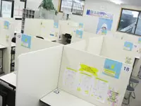 パーテーションの高さは低く、オープンな学習環境です。