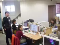 光が差し込むオフィス。ハタラボ編集部メンバーと香西社長