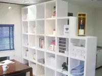 本棚にはオシャレなグッズがたくさん飾られています