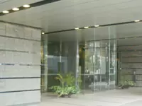 広々としたエントランス。毎日すがすがしい気分で通勤できます。