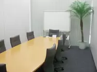 キレイな会議室。ここで専門家の仕事をお手伝いすることも。