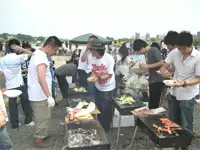 夏のバーベキュー。参加率も高く、わいわい盛り上がりました。