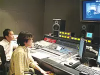 スタジオにて映像作品のチェック。クオリティにはこだわります。